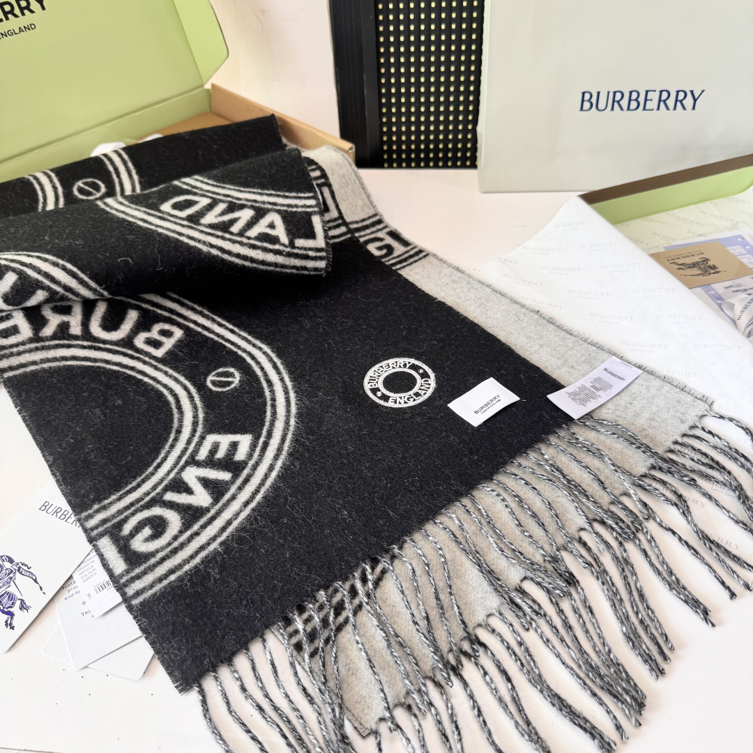 巴宝莉 2025秋冬新品！！看到了围巾的天花板👇巴宝莉BURBERRY！双面双色羊毛围巾圆环logo设计