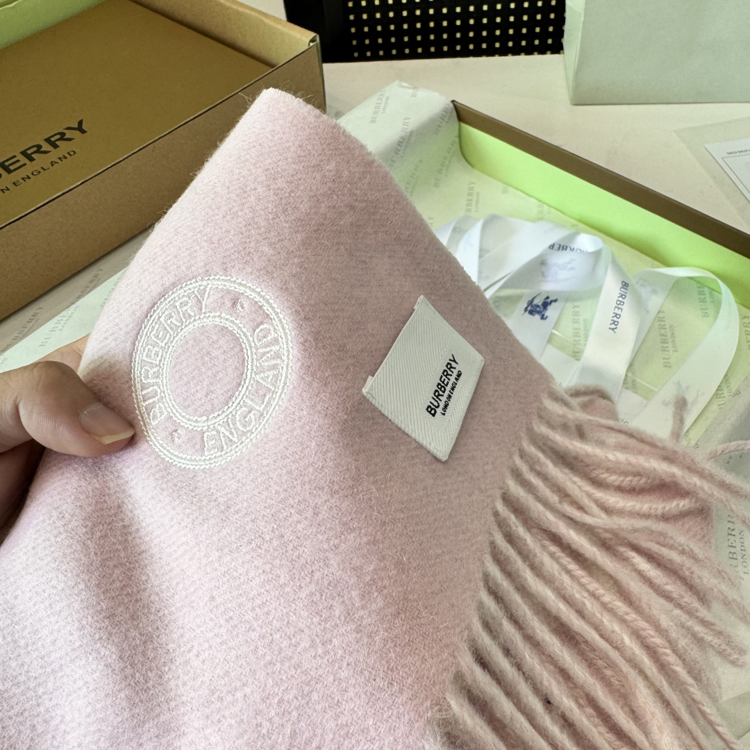 巴宝莉 2025秋冬新品！！看到了围巾的天花板👇巴宝莉BURBERRY！双面双色羊毛围巾圆环logo设计