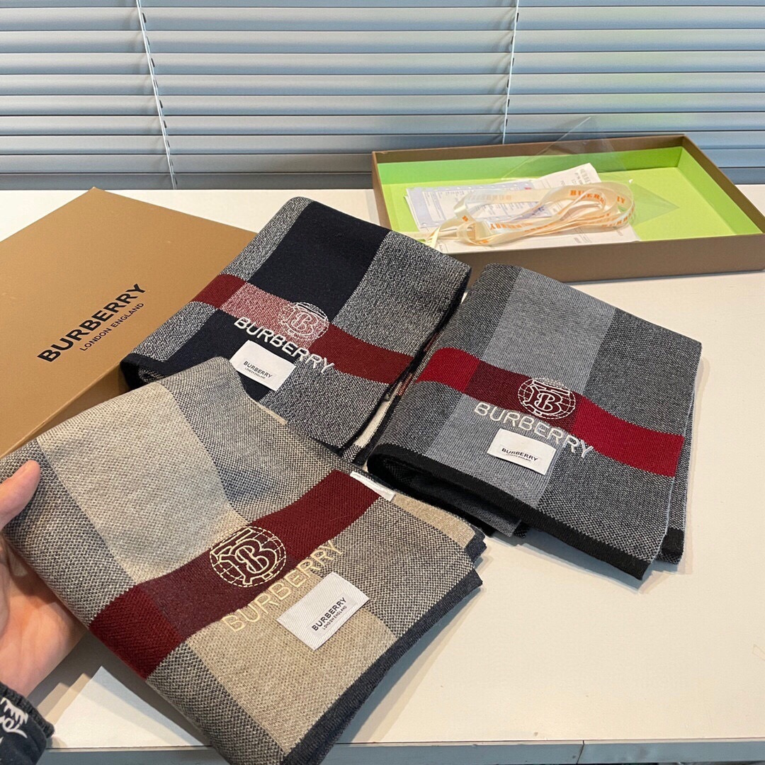 巴宝莉专柜最新款Tb围巾【顶级羊绒围巾】。爆款哦 😘💍实物真心美 🎀针织围巾配以精美logo的刺绣💓💃🏻