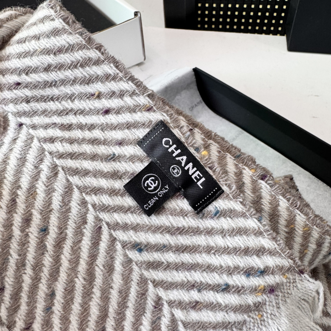 新款 搭配利器🆕🆕 香奈儿系列货 专供viP 产品 ♥顶级苏格兰进口绵羊毛 纹路织法使围巾赋有弹性且柔软