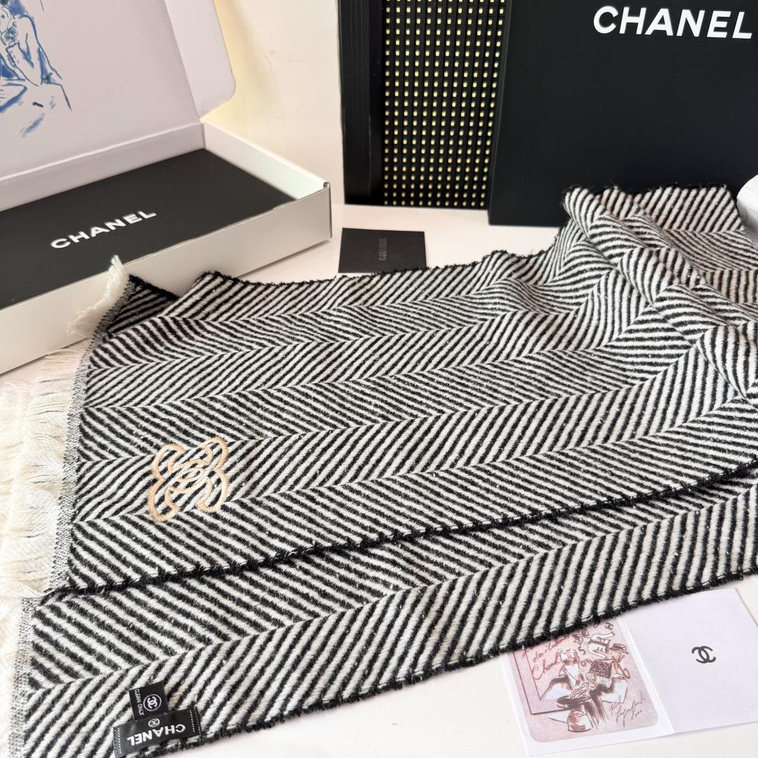 新款 搭配利器🆕🆕 香奈儿系列货 专供viP 产品 ♥顶级苏格兰进口绵羊毛 纹路织法使围巾赋有弹性且柔软