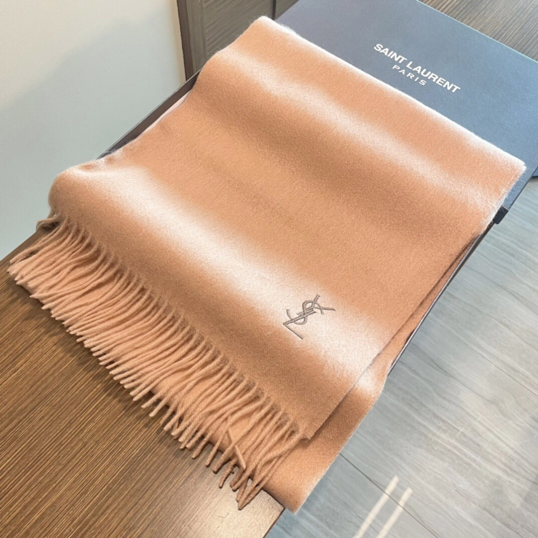 YSL（圣罗兰）100%羊绒版手感好到爆 难得一见的温柔配色，低调又不失优雅❗️】重点推荐高级舒适时髦气