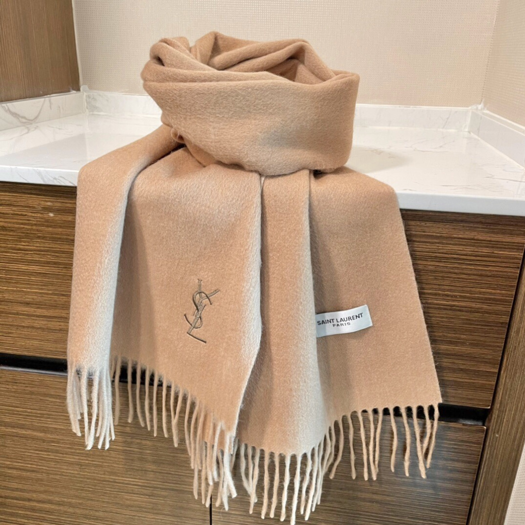 YSL（圣罗兰）100%羊绒版手感好到爆 难得一见的温柔配色，低调又不失优雅❗️】重点推荐高级舒适时髦气