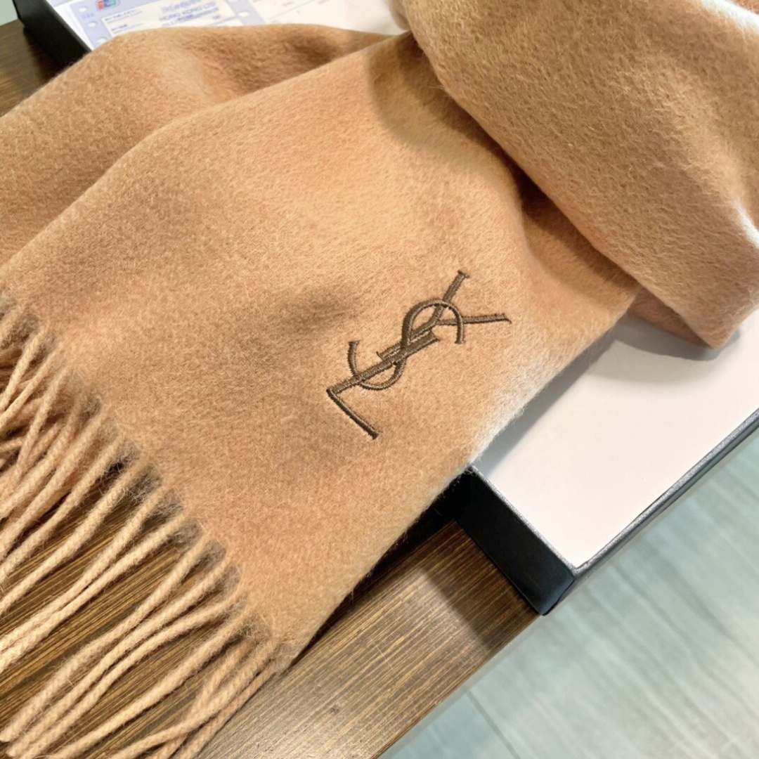 YSL（圣罗兰）100%羊绒版手感好到爆 难得一见的温柔配色，低调又不失优雅❗️】重点推荐高级舒适时髦气