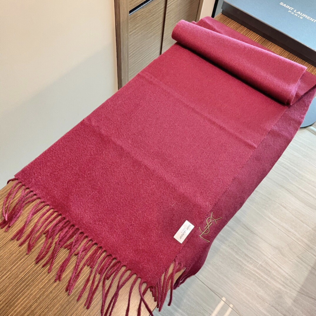 YSL（圣罗兰）100%羊绒版手感好到爆 难得一见的温柔配色，低调又不失优雅❗️】重点推荐高级舒适时髦气