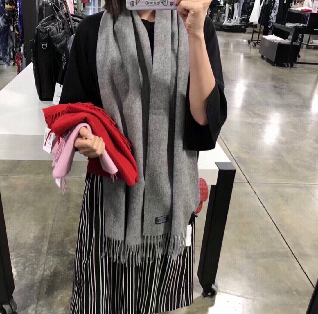 YSL（圣罗兰）100%羊绒版手感好到爆 难得一见的温柔配色，低调又不失优雅❗️】重点推荐高级舒适时髦气