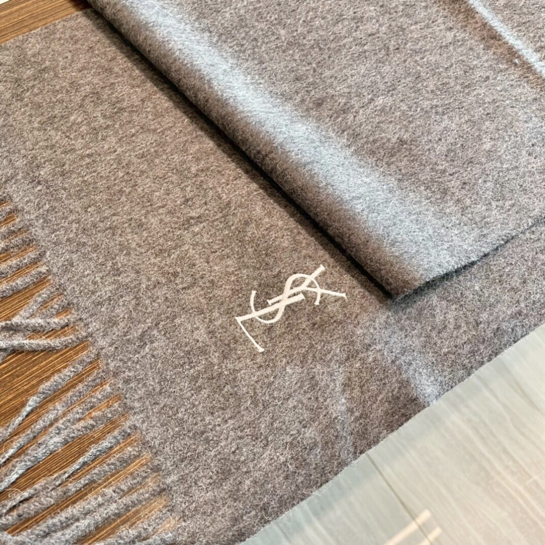 YSL（圣罗兰）100%羊绒版手感好到爆 难得一见的温柔配色，低调又不失优雅❗️】重点推荐高级舒适时髦气