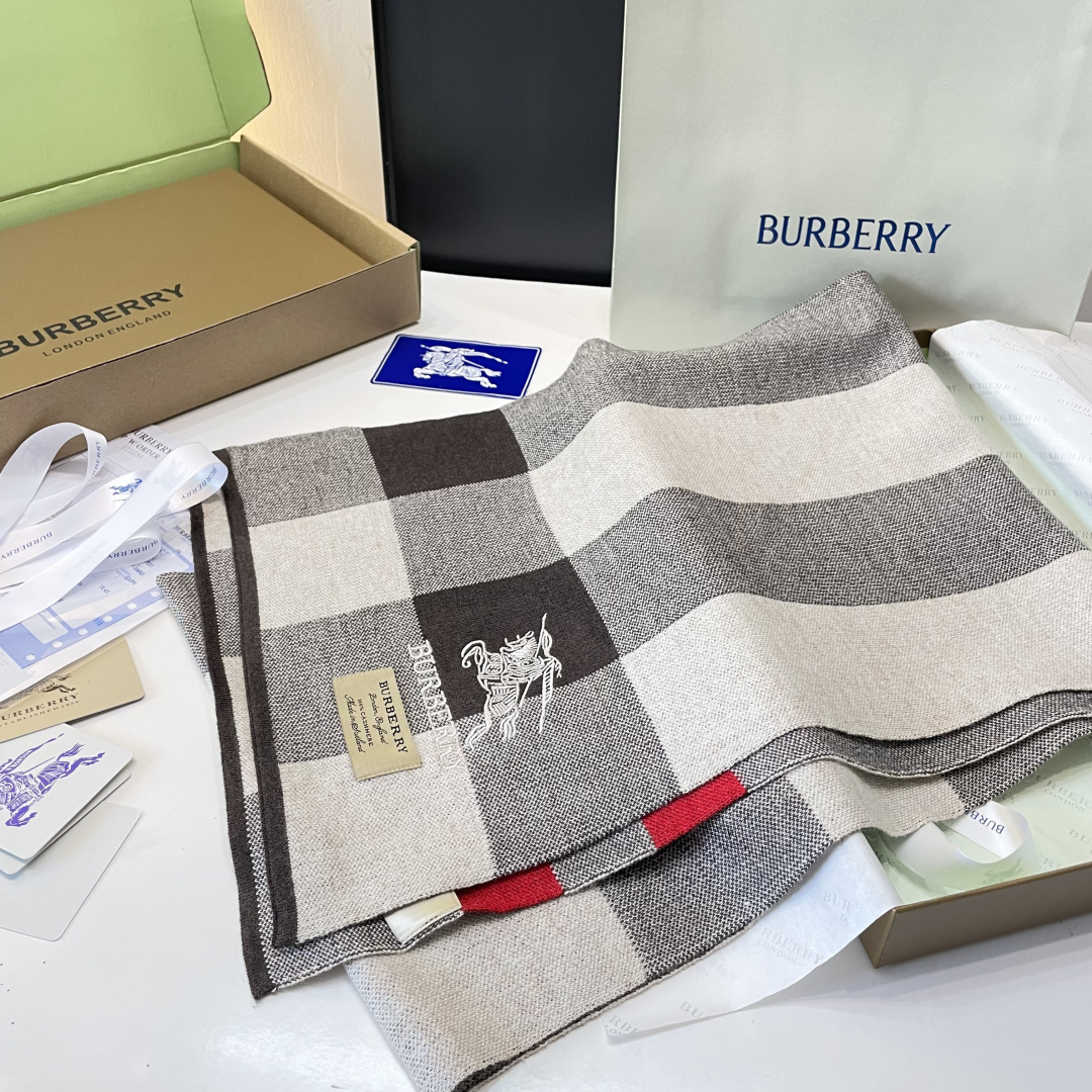 巴宝莉高端羊绒针织围巾！】可正式，可随意，非常Classical的男款设计。这款织法比较难，又很费纱线，