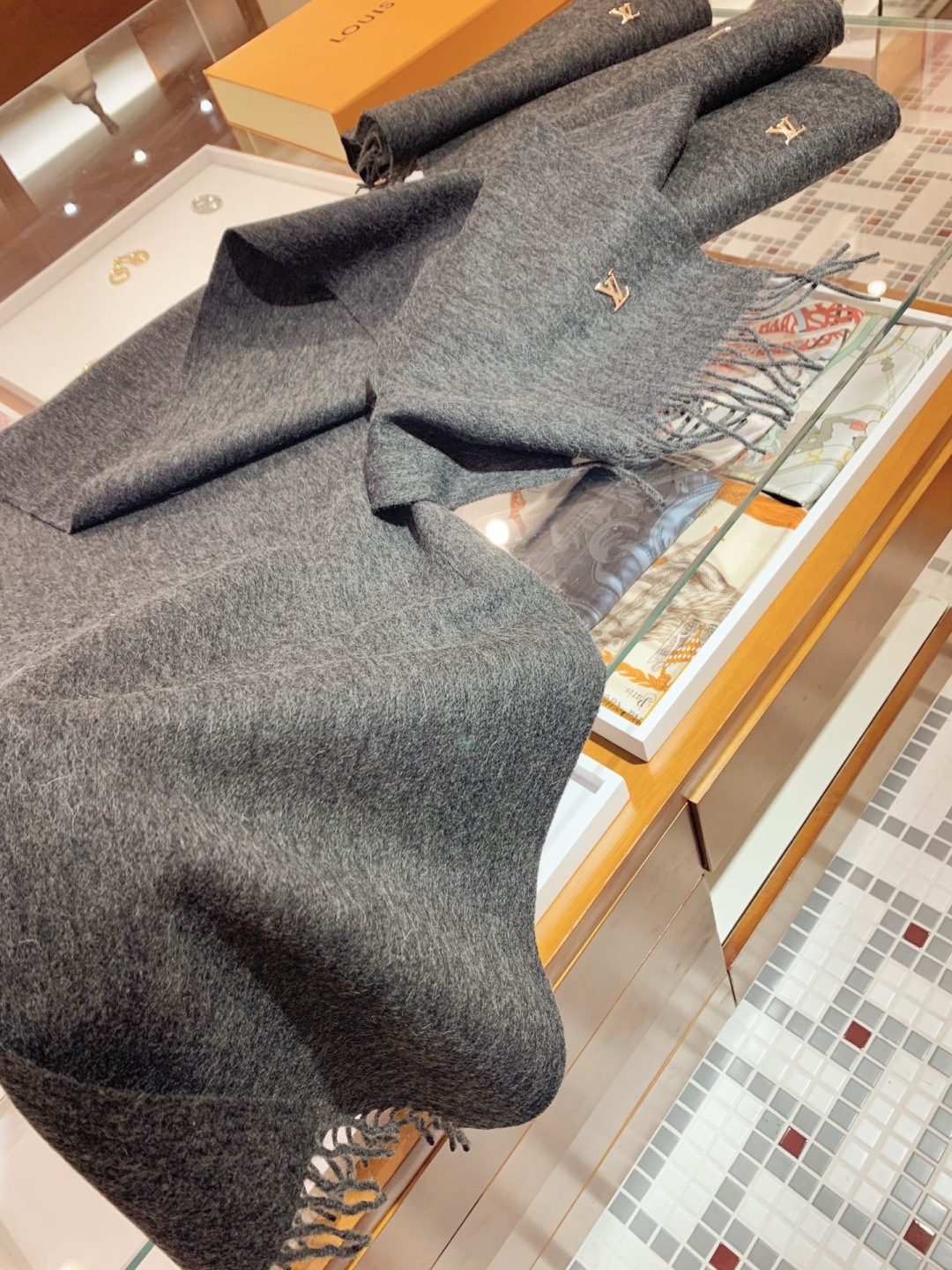 【▪️怒赞推荐‼️高端男士款~】超级无敌赞的男士羊绒围巾！！ZG同步在售，这个价格真的无敌超值！亲妈价格