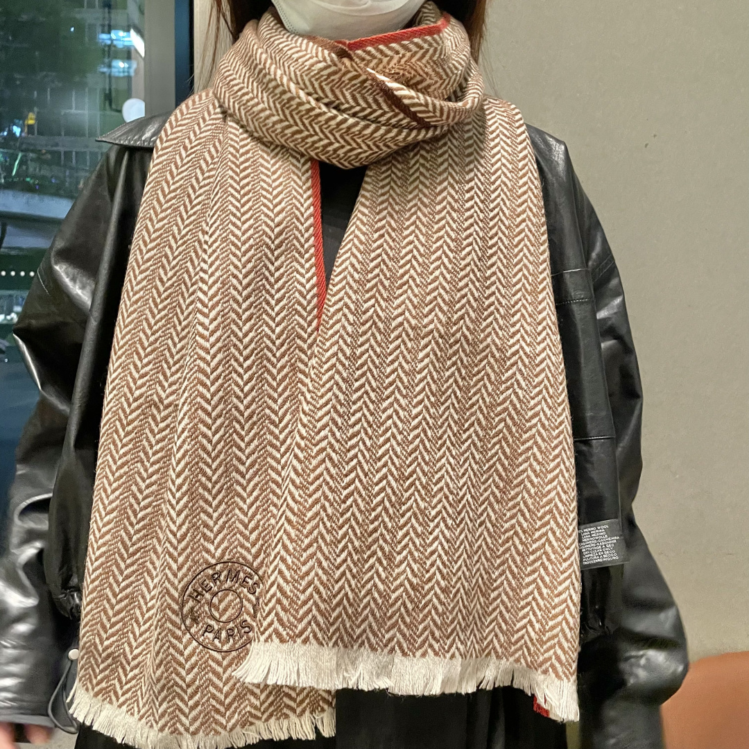 爱马仕人字条纹围巾，今年的新款，采用的是人字纹加彩条的设计，非常的大气,纯羊毛的用料，轻柔透气，保暖性好