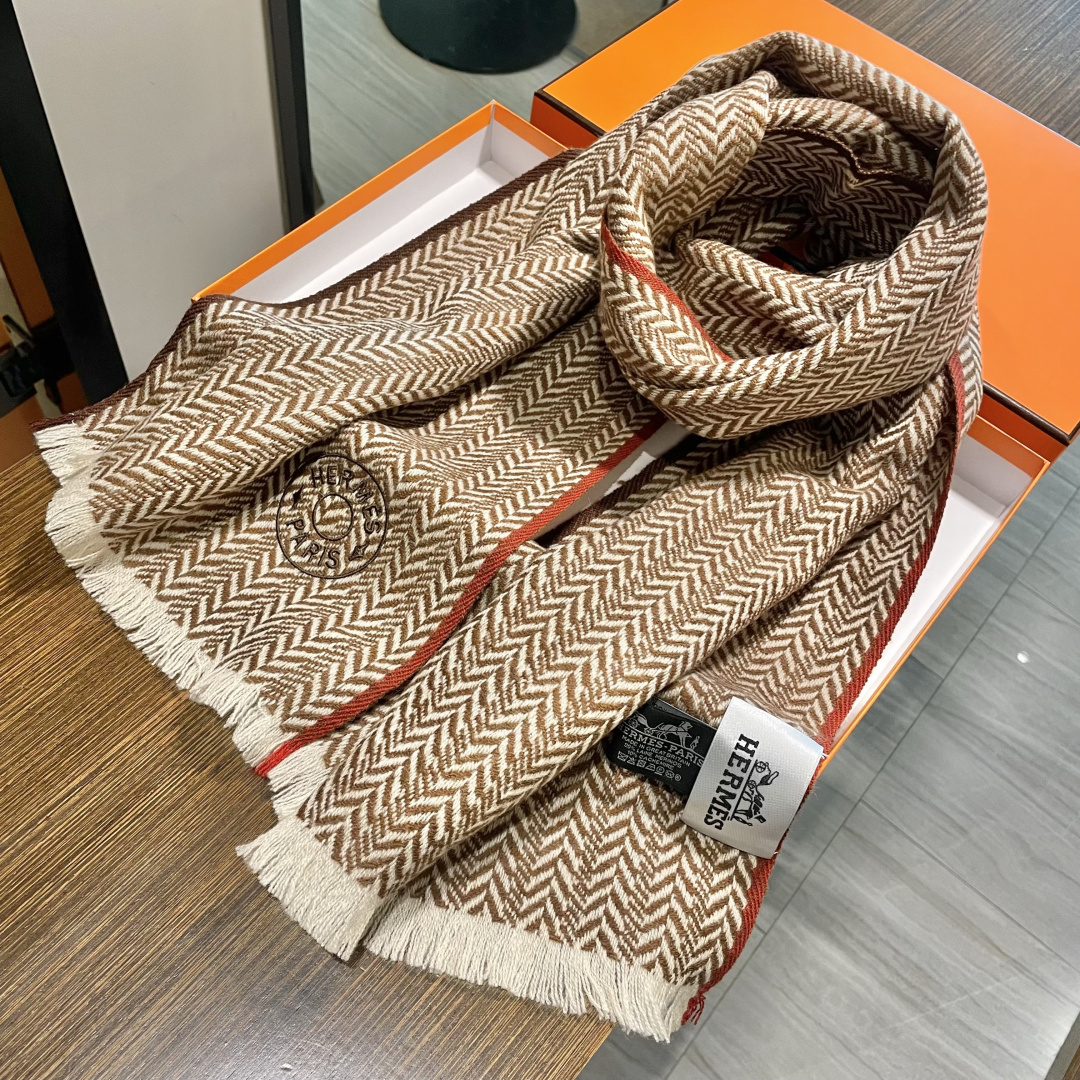 爱马仕人字条纹围巾，今年的新款，采用的是人字纹加彩条的设计，非常的大气,纯羊毛的用料，轻柔透气，保暖性好