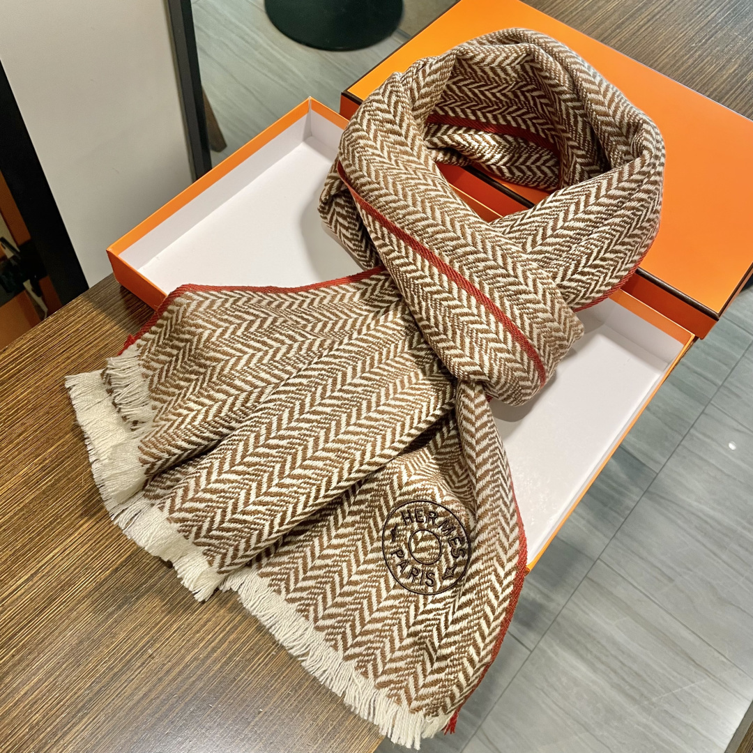 爱马仕人字条纹围巾，今年的新款，采用的是人字纹加彩条的设计，非常的大气,纯羊毛的用料，轻柔透气，保暖性好