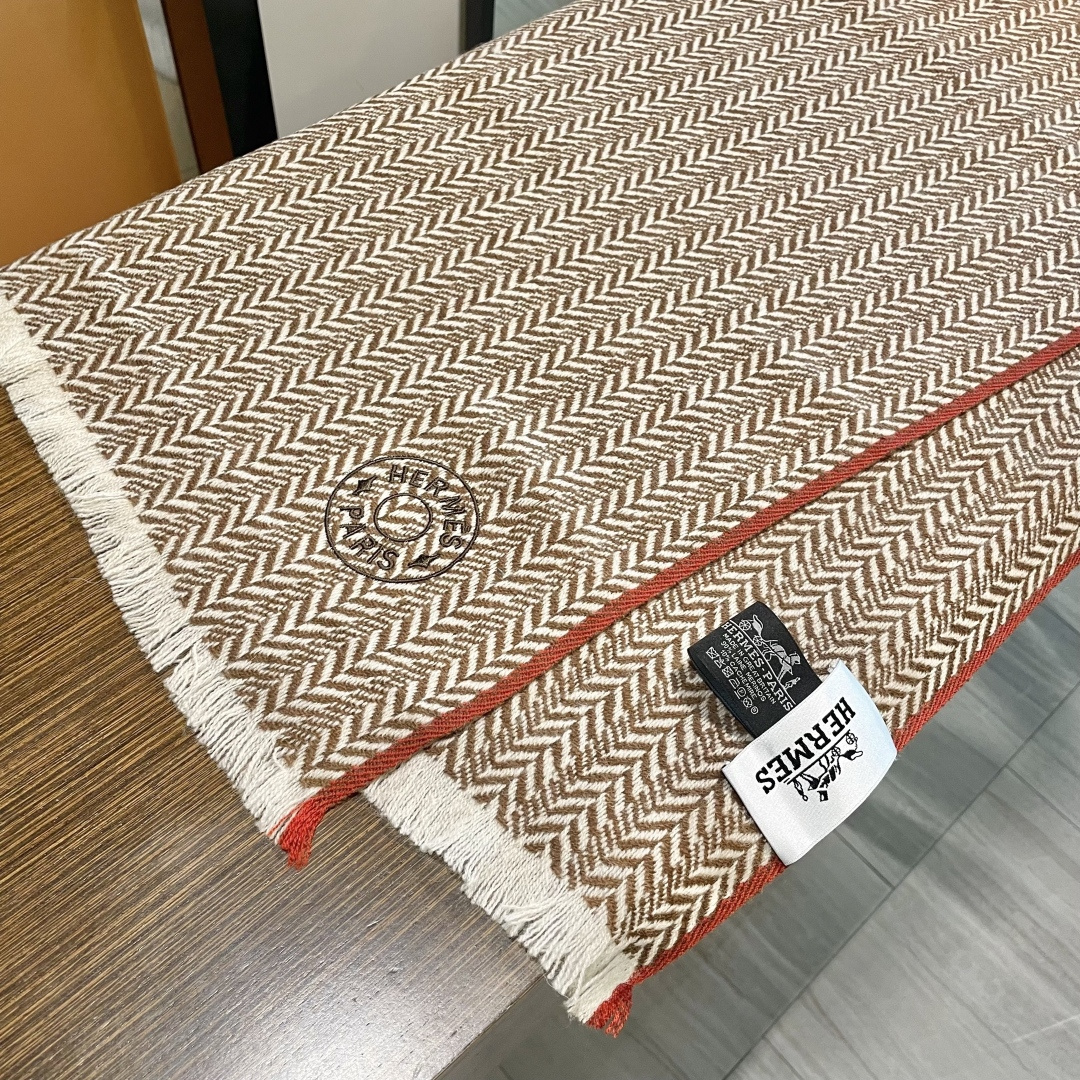 爱马仕人字条纹围巾，今年的新款，采用的是人字纹加彩条的设计，非常的大气,纯羊毛的用料，轻柔透气，保暖性好