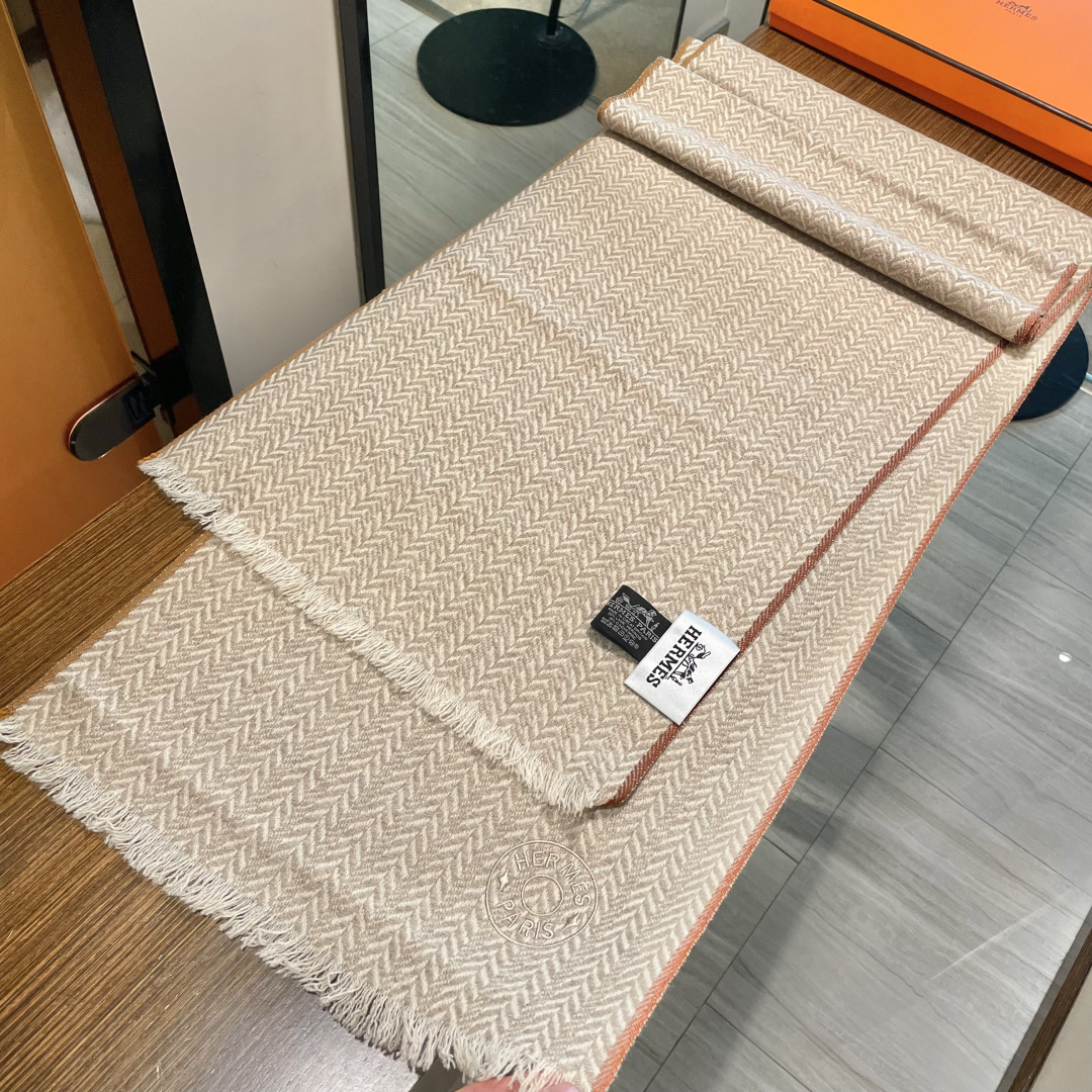 爱马仕人字条纹围巾，今年的新款，采用的是人字纹加彩条的设计，非常的大气,纯羊毛的用料，轻柔透气，保暖性好