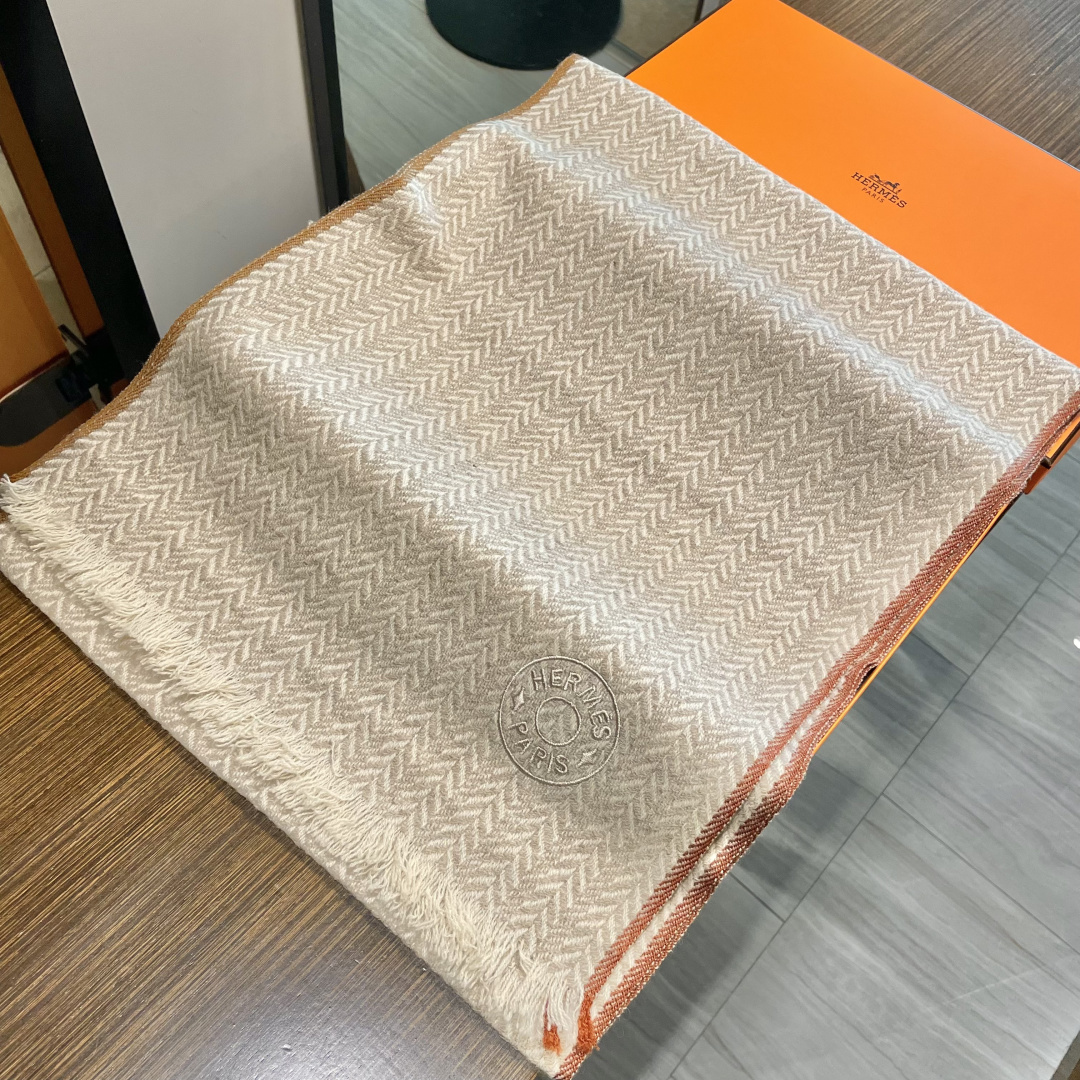 爱马仕人字条纹围巾，今年的新款，采用的是人字纹加彩条的设计，非常的大气,纯羊毛的用料，轻柔透气，保暖性好