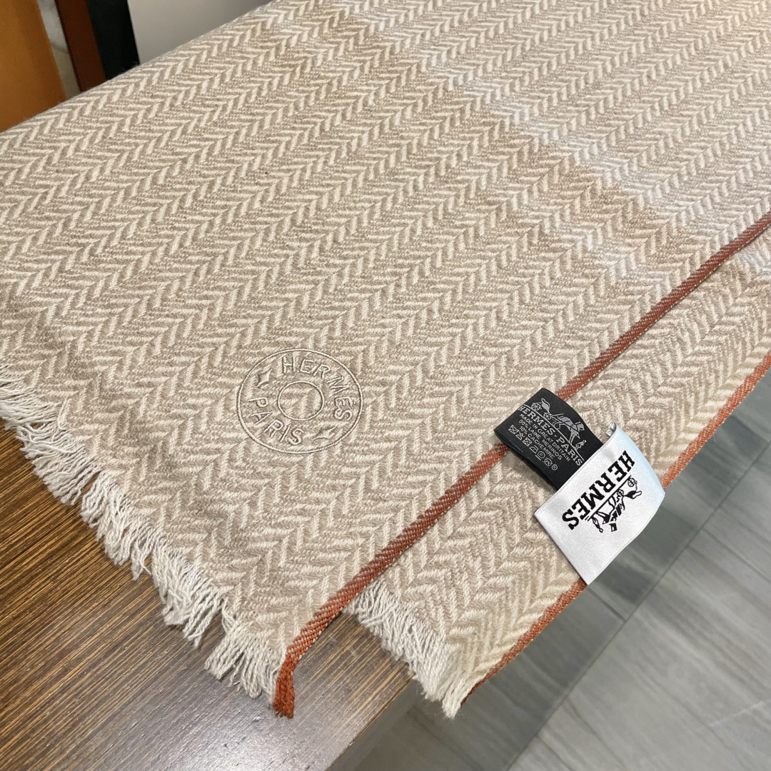 爱马仕人字条纹围巾，今年的新款，采用的是人字纹加彩条的设计，非常的大气,纯羊毛的用料，轻柔透气，保暖性好