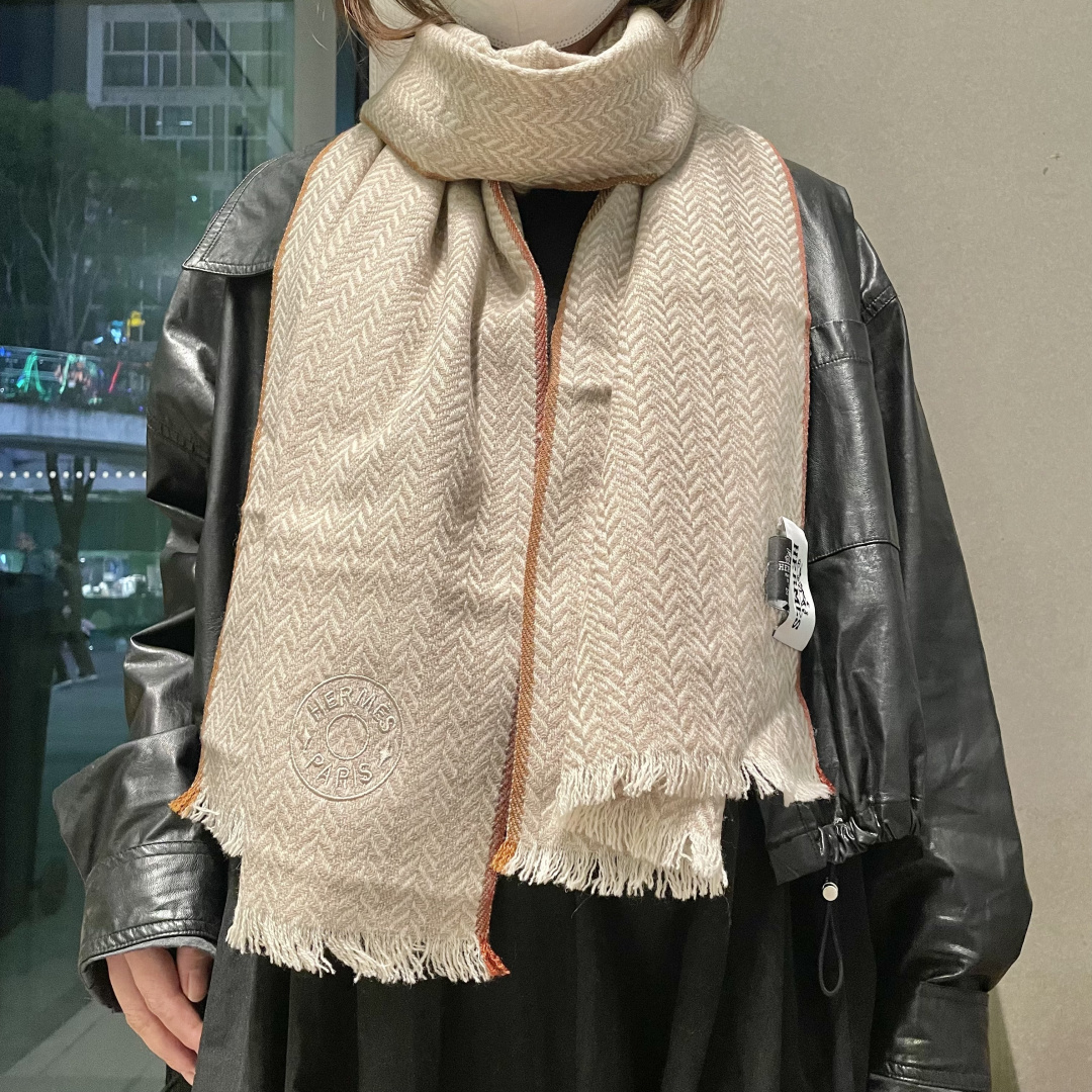 爱马仕人字条纹围巾，今年的新款，采用的是人字纹加彩条的设计，非常的大气,纯羊毛的用料，轻柔透气，保暖性好