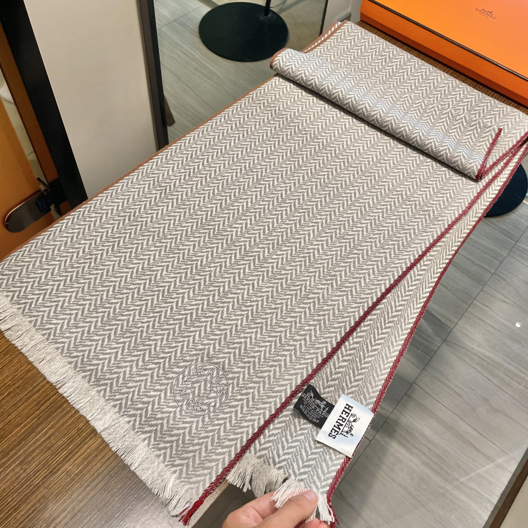 爱马仕人字条纹围巾，今年的新款，采用的是人字纹加彩条的设计，非常的大气,纯羊毛的用料，轻柔透气，保暖性好