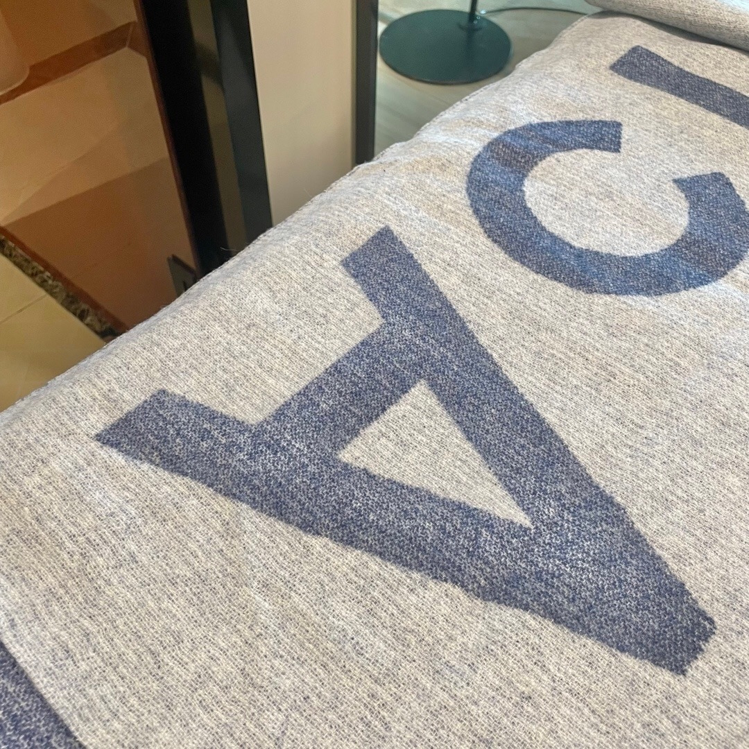 【acne大字母披肩】今年最热的款 🚨🚨原单原厂出品 超级大logo 🎆🎆双面三色纱提花工艺 🎟🎟波普艺