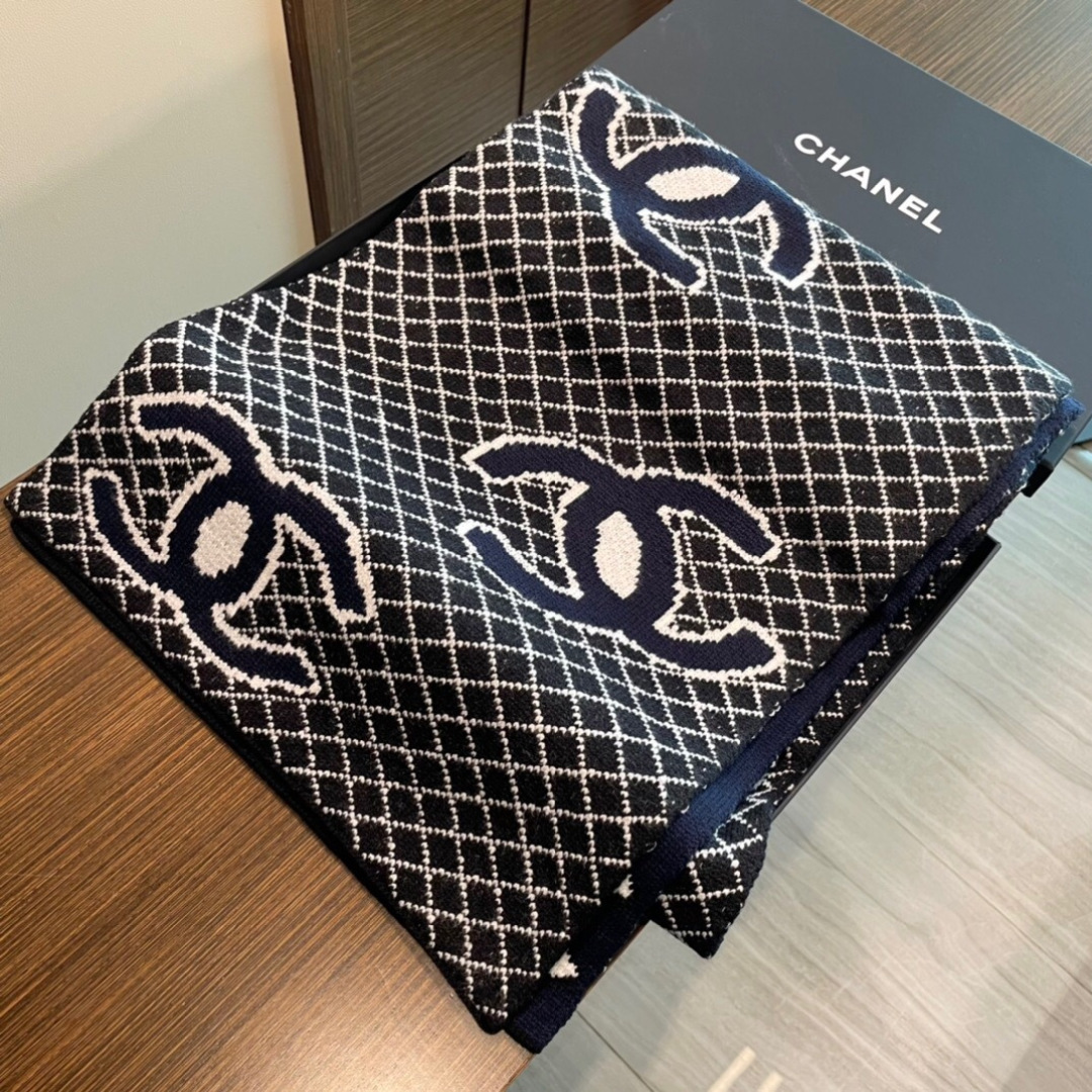 香奈儿针织双面围巾，顶级高端货👼👏绝美百搭款💋专柜限量哦‼️有钱都很难订到💛💙💜顶级山羊绒针织围巾，整条