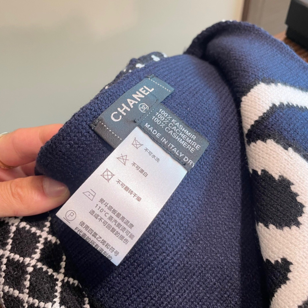 香奈儿针织双面围巾，顶级高端货👼👏绝美百搭款💋专柜限量哦‼️有钱都很难订到💛💙💜顶级山羊绒针织围巾，整条