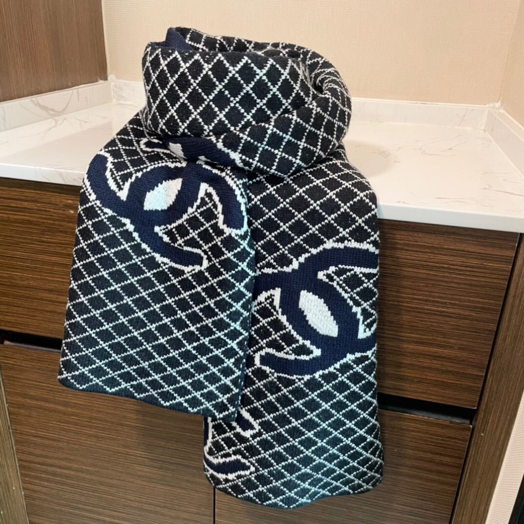 香奈儿针织双面围巾，顶级高端货👼👏绝美百搭款💋专柜限量哦‼️有钱都很难订到💛💙💜顶级山羊绒针织围巾，整条