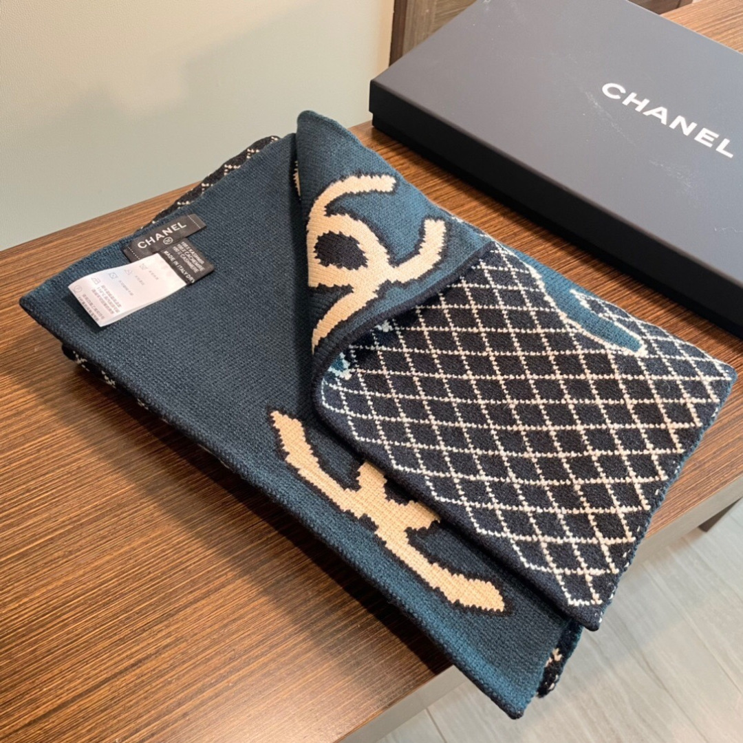 香奈儿针织双面围巾，顶级高端货👼👏绝美百搭款💋专柜限量哦‼️有钱都很难订到💛💙💜顶级山羊绒针织围巾，整条