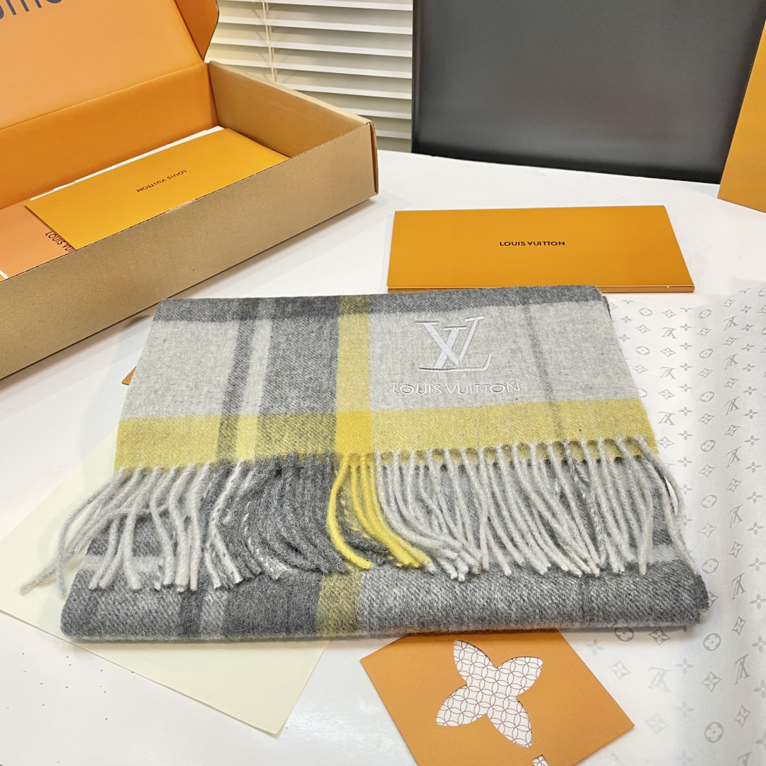新款上市👏LV👏超级有品百搭的款，。绝对质量好到爆的超值❗️最新出口🇬🇧男女羊绒围巾.羊绒提花 手感细腻