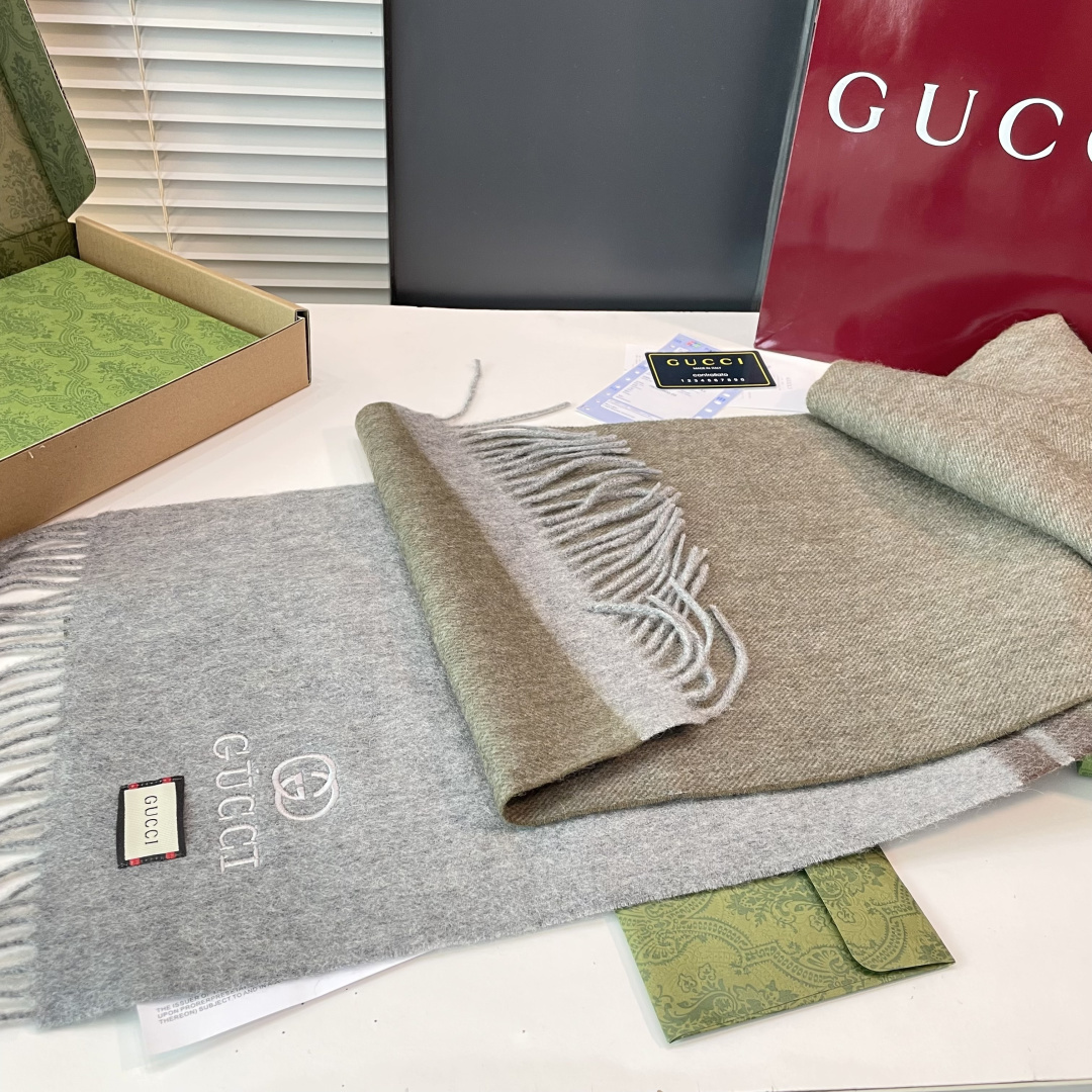 爆款到货古奇经典男女通用围巾👑柔和舒适的围巾带来今季最温暖贴心呵护❤️最顶级的品质❤️羊绒线织出漂亮精致