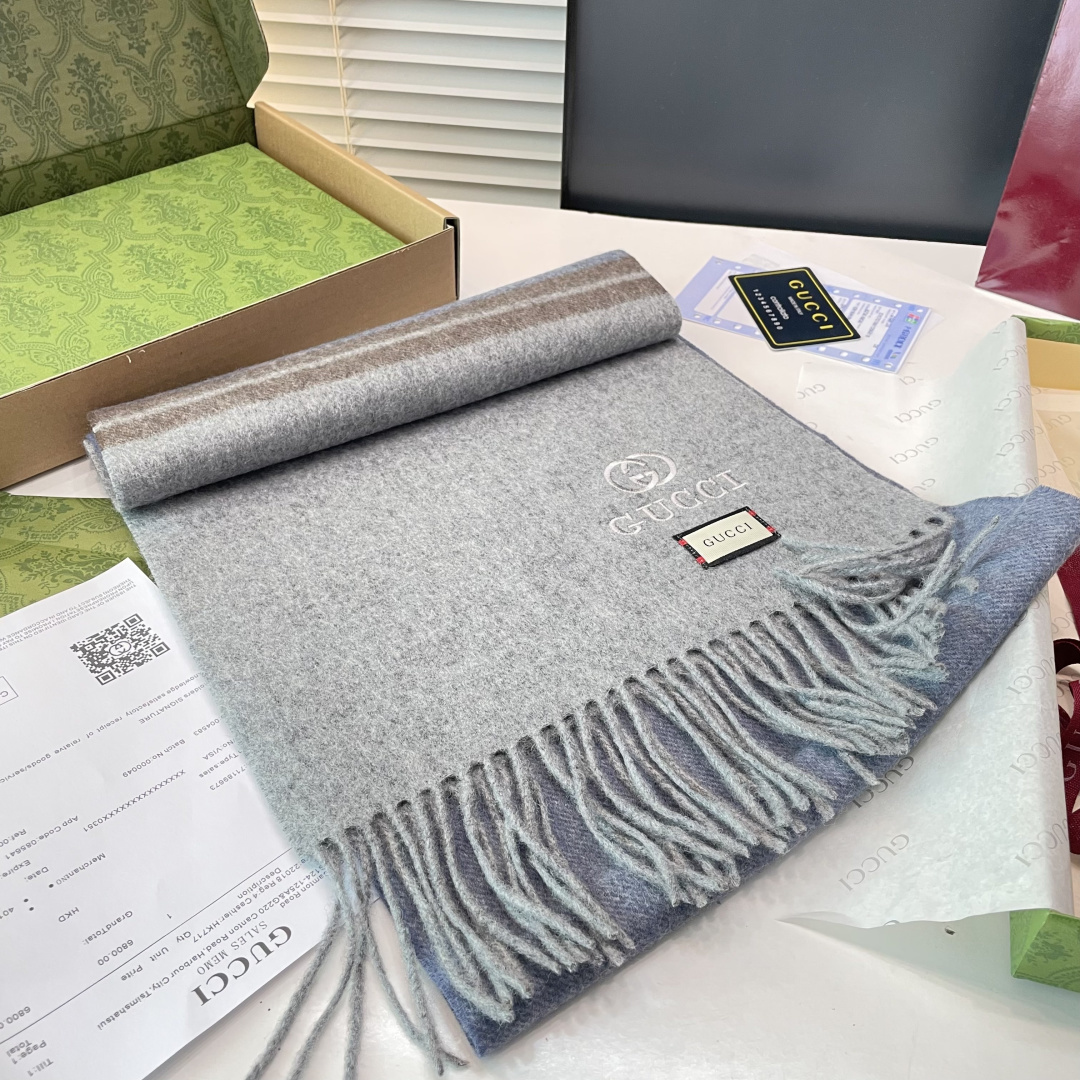 爆款到货古奇经典男女通用围巾👑柔和舒适的围巾带来今季最温暖贴心呵护❤️最顶级的品质❤️羊绒线织出漂亮精致