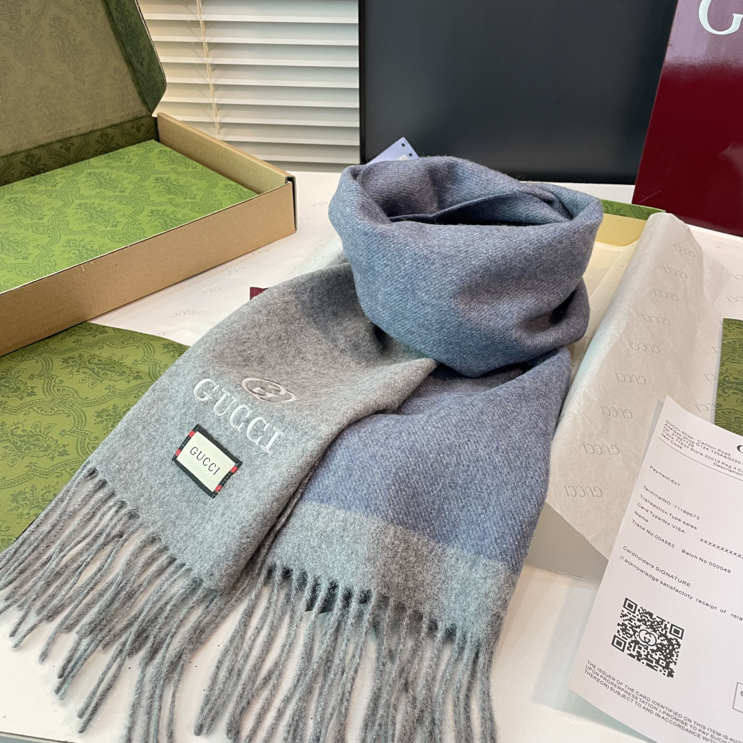 爆款到货古奇经典男女通用围巾👑柔和舒适的围巾带来今季最温暖贴心呵护❤️最顶级的品质❤️羊绒线织出漂亮精致