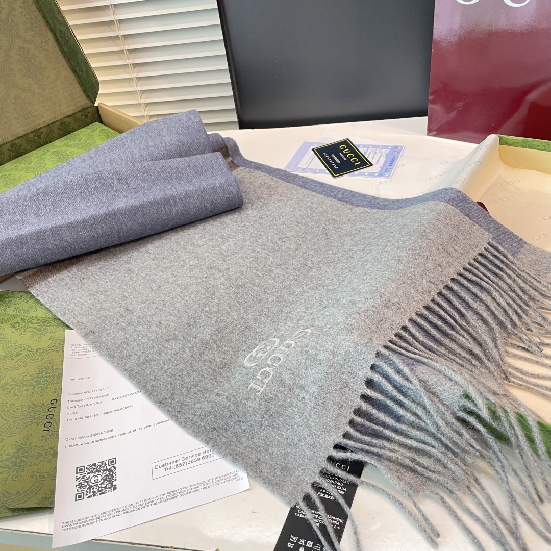 爆款到货古奇经典男女通用围巾👑柔和舒适的围巾带来今季最温暖贴心呵护❤️最顶级的品质❤️羊绒线织出漂亮精致