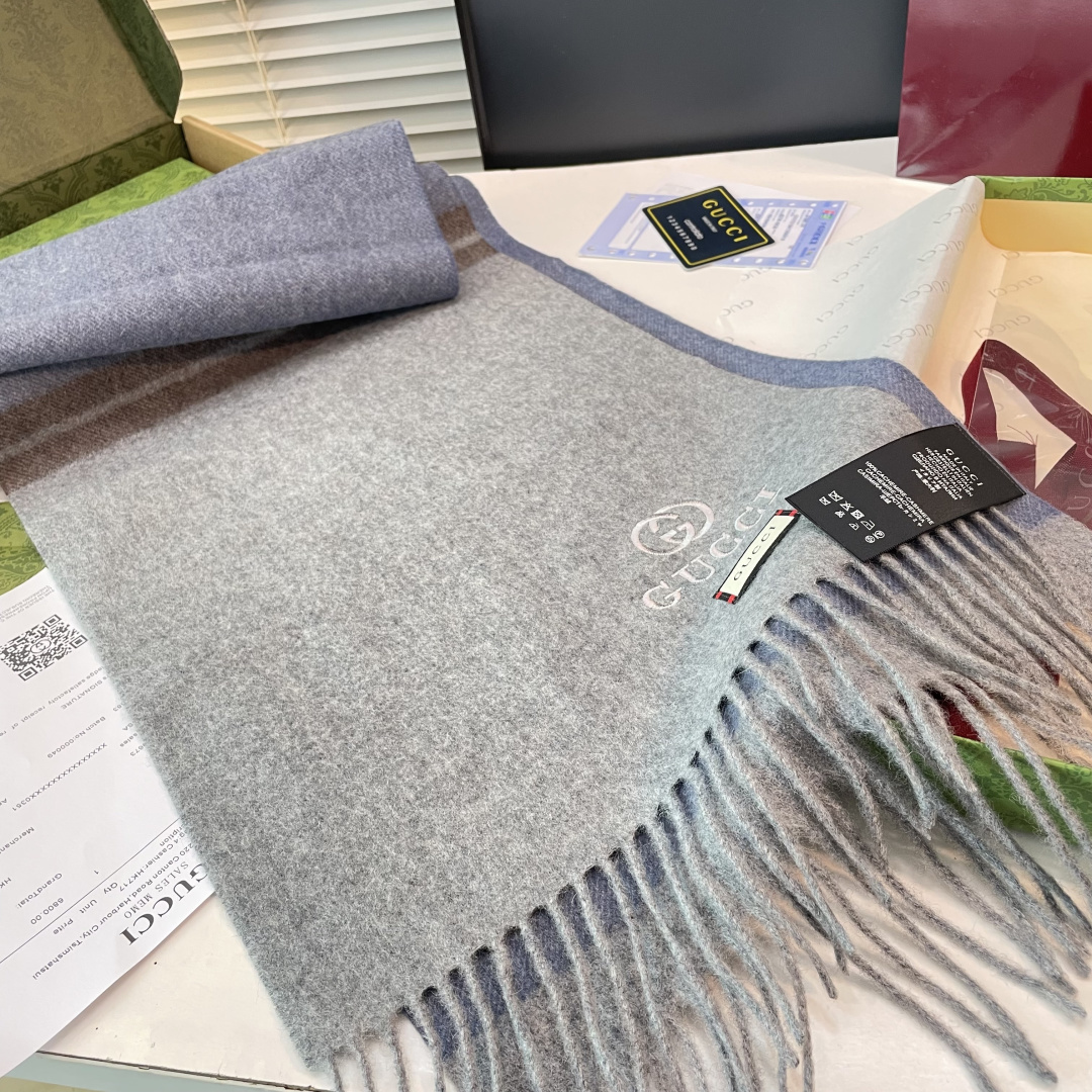 爆款到货古奇经典男女通用围巾👑柔和舒适的围巾带来今季最温暖贴心呵护❤️最顶级的品质❤️羊绒线织出漂亮精致