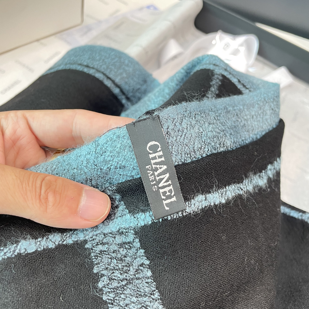 上新。香奈儿羊绒围巾💥手感好到爆👍品质一流的🎉真正的羊绒精品💥精湛绝伦的刺绣工艺和色彩搭配🎀让人眼前一亮