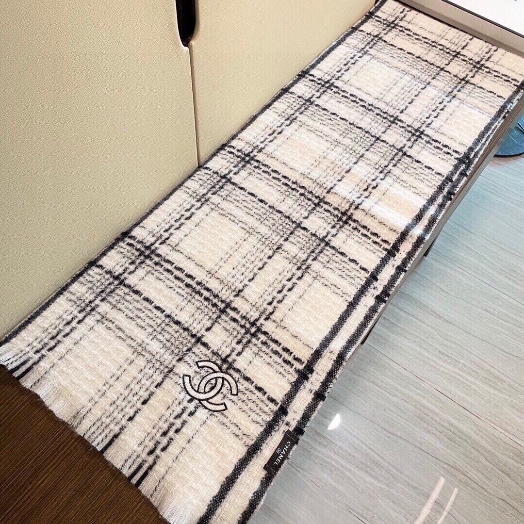 香奈儿新款格纹围巾披肩，银线拼接时尚奢华品质上乘✨送人自用绝对高大上♨独家实物拍摄❗️所见所得，颜色超正