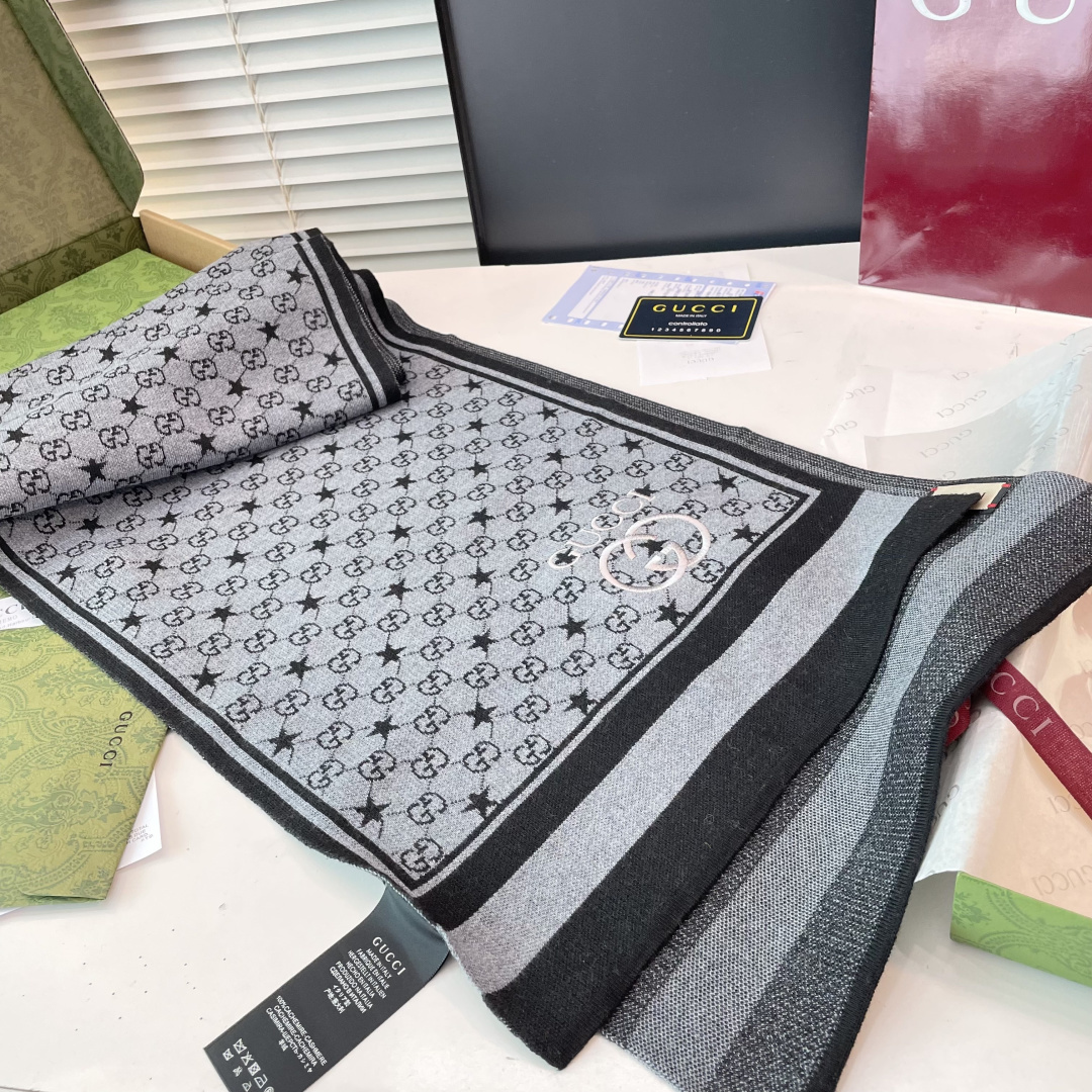 爆款上👍 G家独家牛货【GG针织蜜蜂】🐂 高端品质针织拼接围巾‼️这种精品是市场上及其少见的，GG元素针