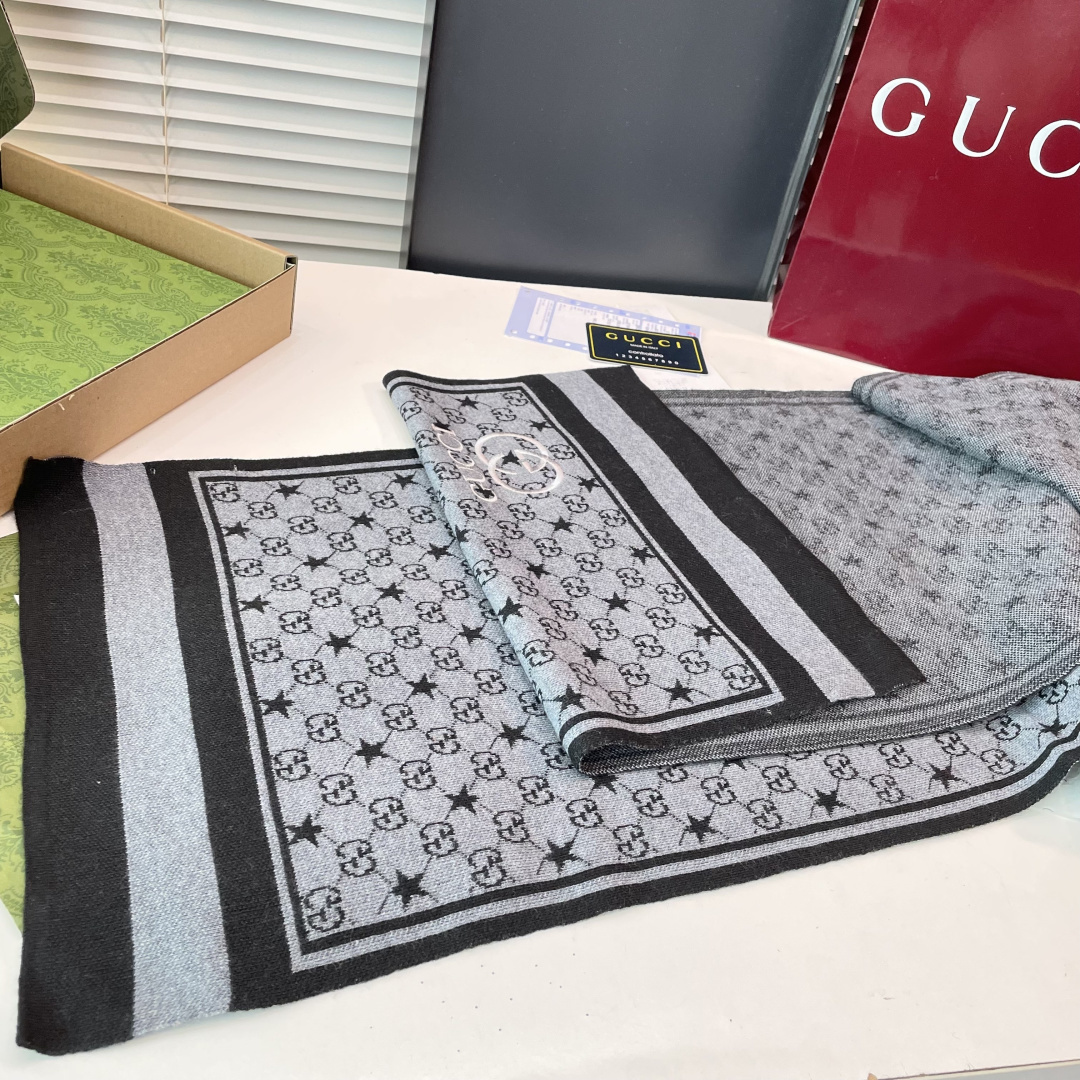 爆款上👍 G家独家牛货【GG针织蜜蜂】🐂 高端品质针织拼接围巾‼️这种精品是市场上及其少见的，GG元素针