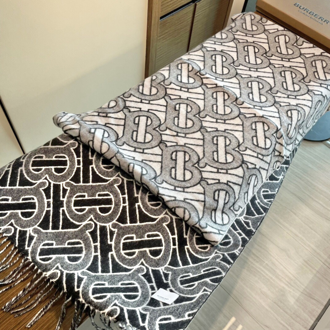 Burberry重磅极品‼️超级流弊。品质绝了，‼️有正品的尽管拉出来PK一下😝绝逼重磅款，一万个推荐👍