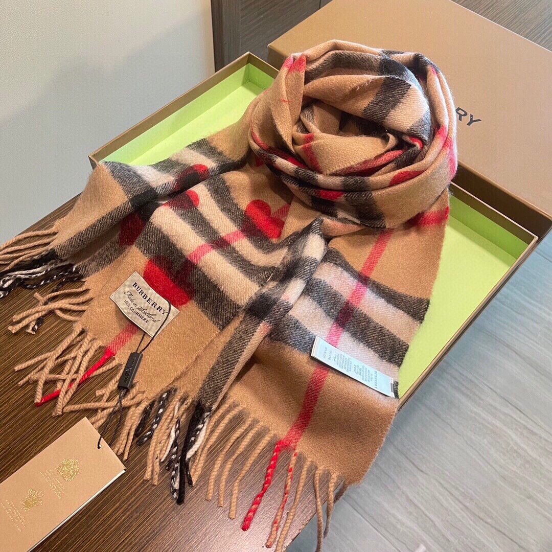 爆款来袭 ‼️巴宝莉情侣大爆款，超级可爱的经典桃心♥️羊绒围巾 又一款百年再设计的款式 经典时尚相结合 