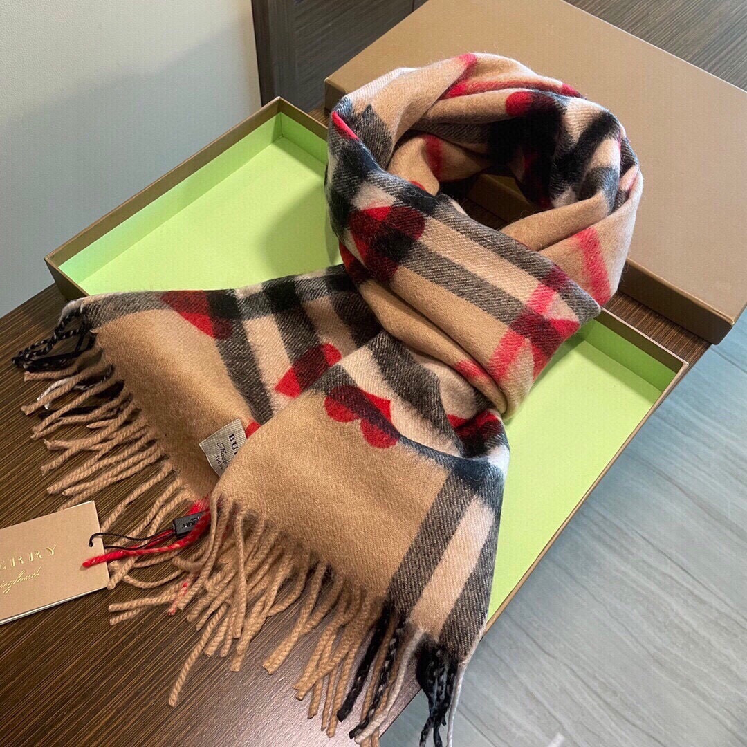 爆款来袭 ‼️巴宝莉情侣大爆款，超级可爱的经典桃心♥️羊绒围巾 又一款百年再设计的款式 经典时尚相结合 