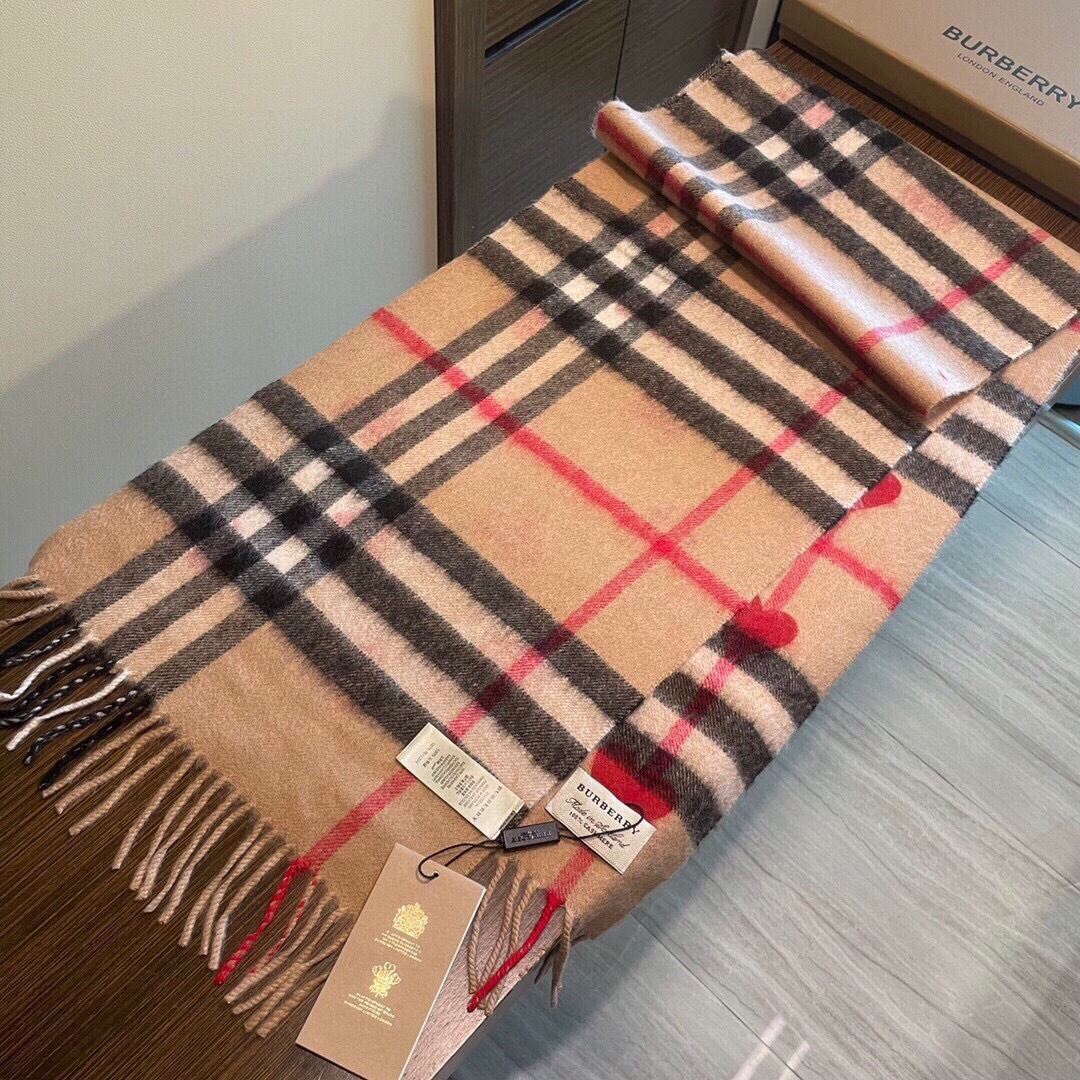 爆款来袭 ‼️巴宝莉情侣大爆款，超级可爱的经典桃心♥️羊绒围巾 又一款百年再设计的款式 经典时尚相结合 