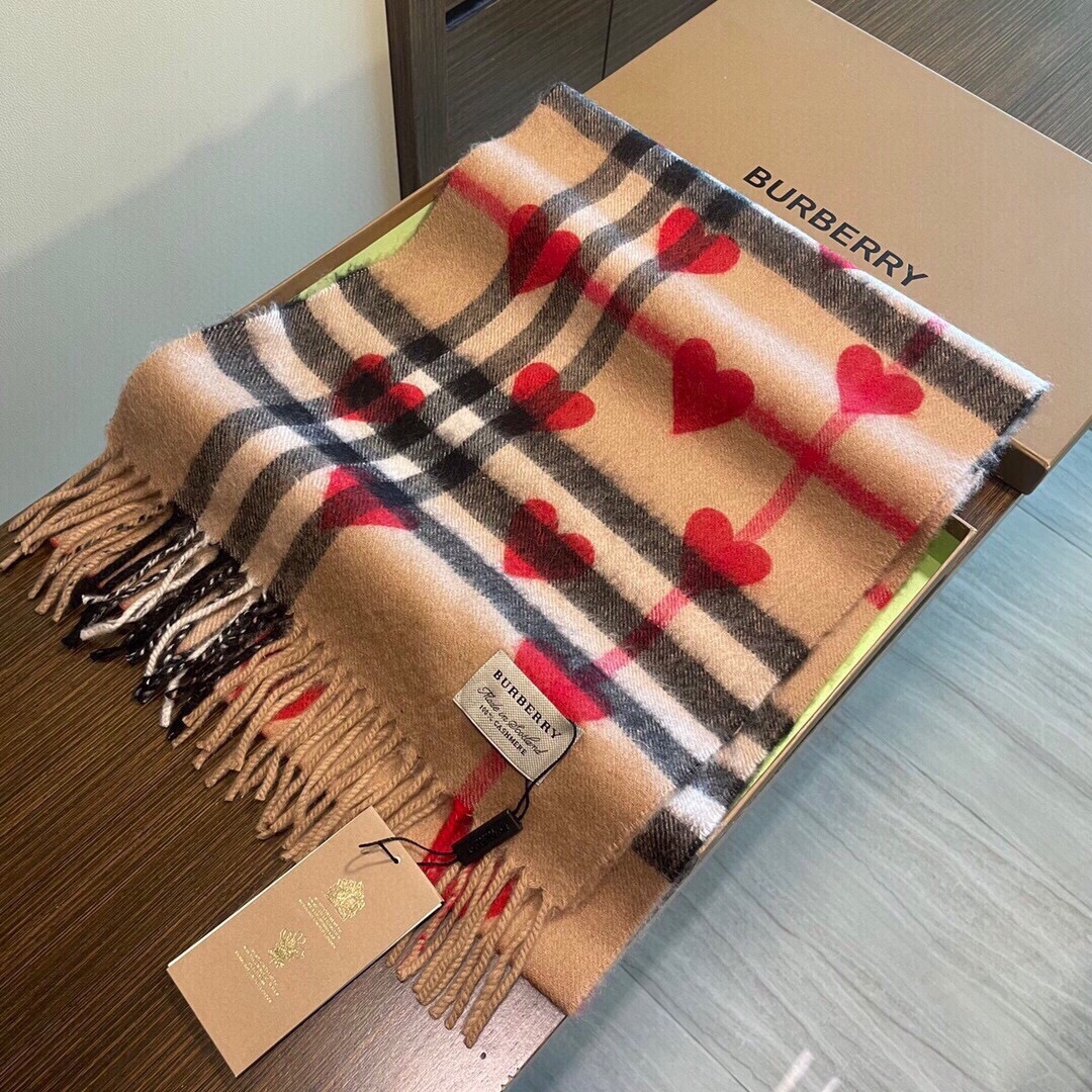 爆款来袭 ‼️巴宝莉情侣大爆款，超级可爱的经典桃心♥️羊绒围巾 又一款百年再设计的款式 经典时尚相结合 