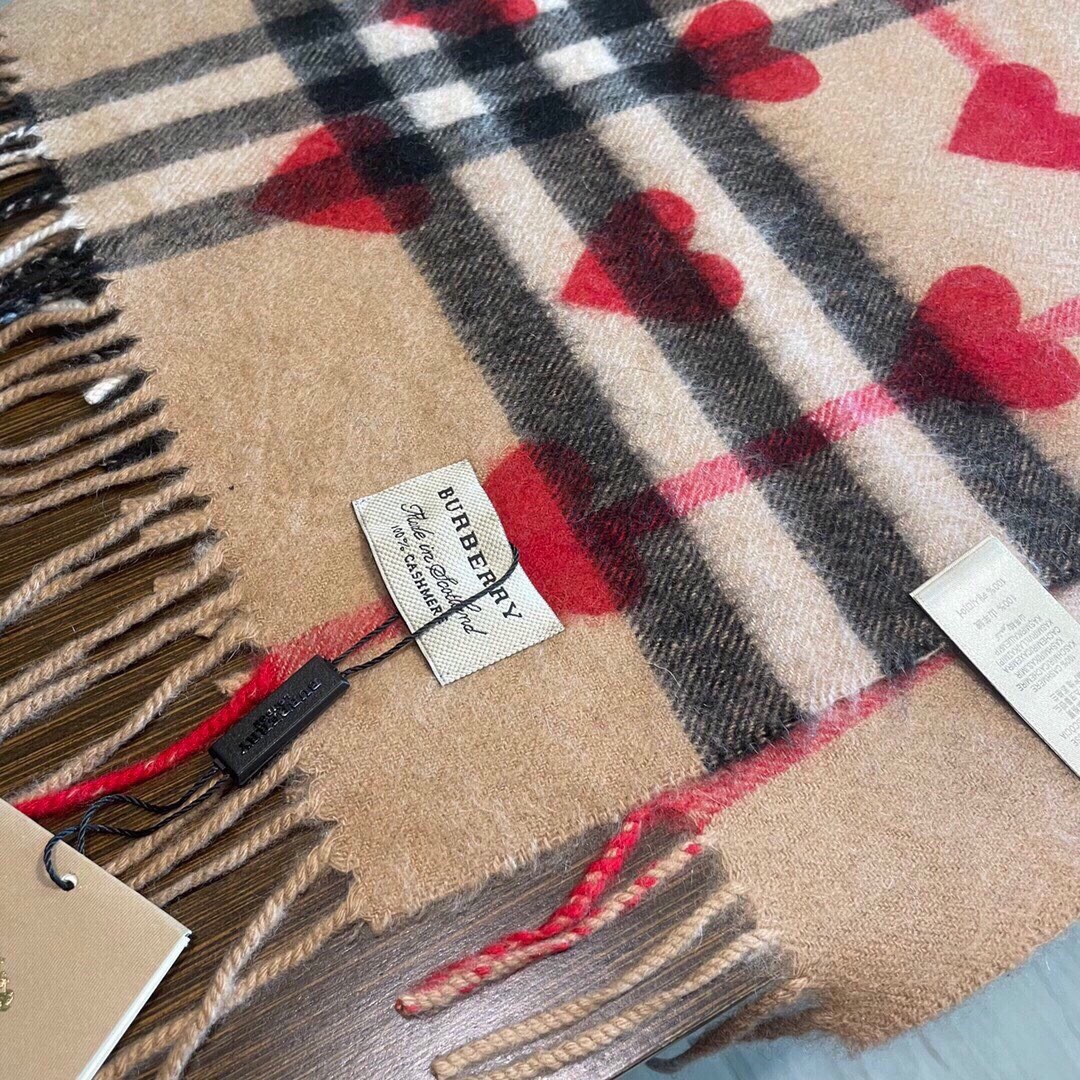 爆款来袭 ‼️巴宝莉情侣大爆款，超级可爱的经典桃心♥️羊绒围巾 又一款百年再设计的款式 经典时尚相结合 