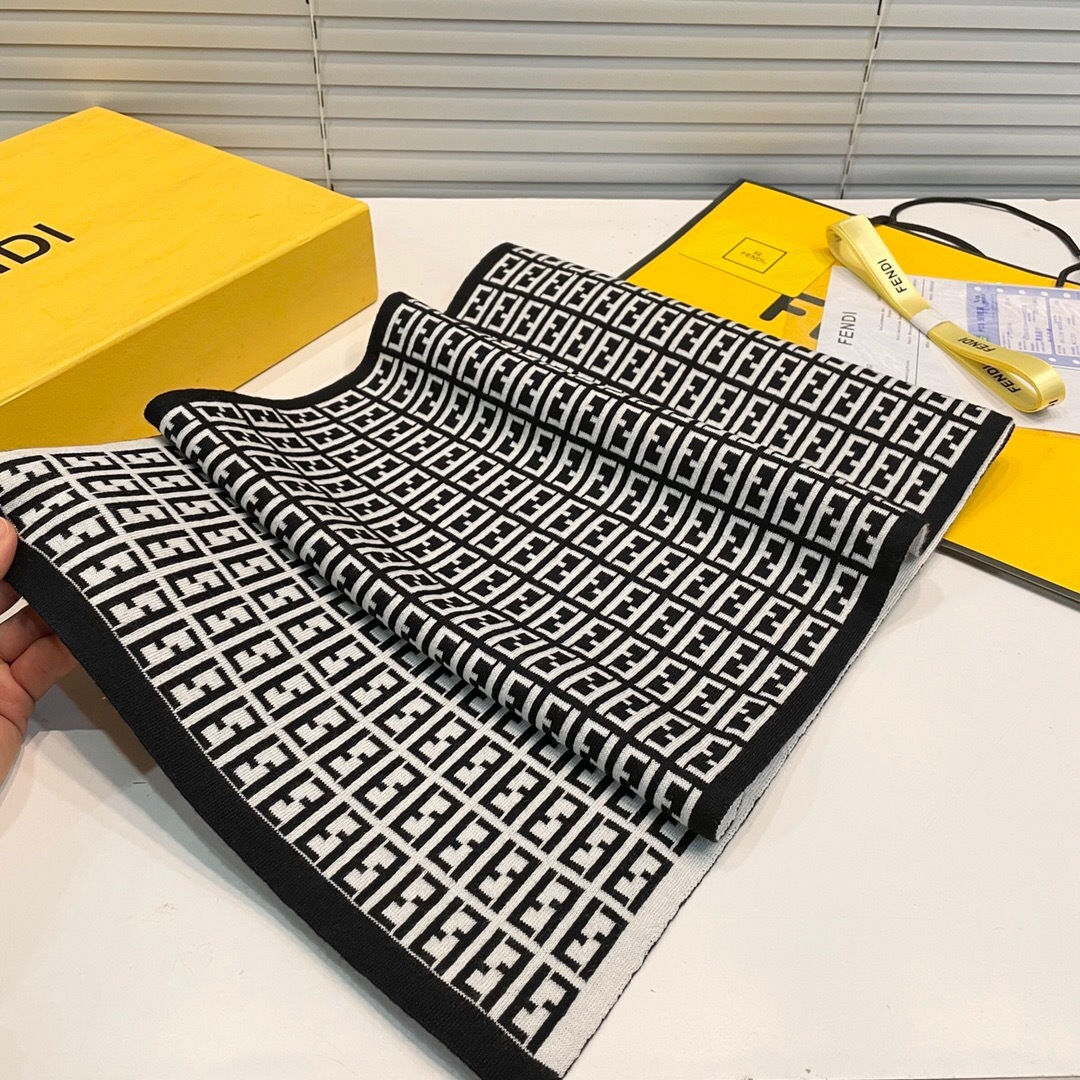 经典FF字母元素围巾，专柜也是刚上架的好玩意儿‼今年的芬迪也是起飞的架势，火的不要不要的，这款真真儿的正