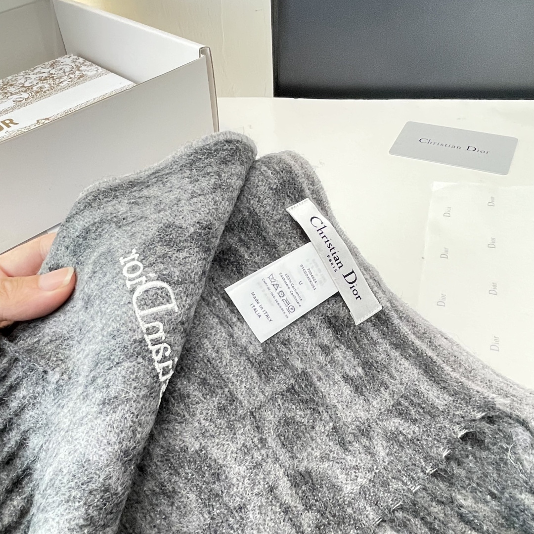 迪奥（Dior）明星同款dd围巾。经典款永远不会过时，而且超百搭。超级好看！！果断自留！精致散须 率真不