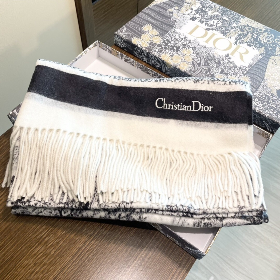 【DIOR 迪奥动物元素流苏长巾】尺寸:70×200CM材质:100%山羊绒爆款，专柜最新款式 双面羊绒