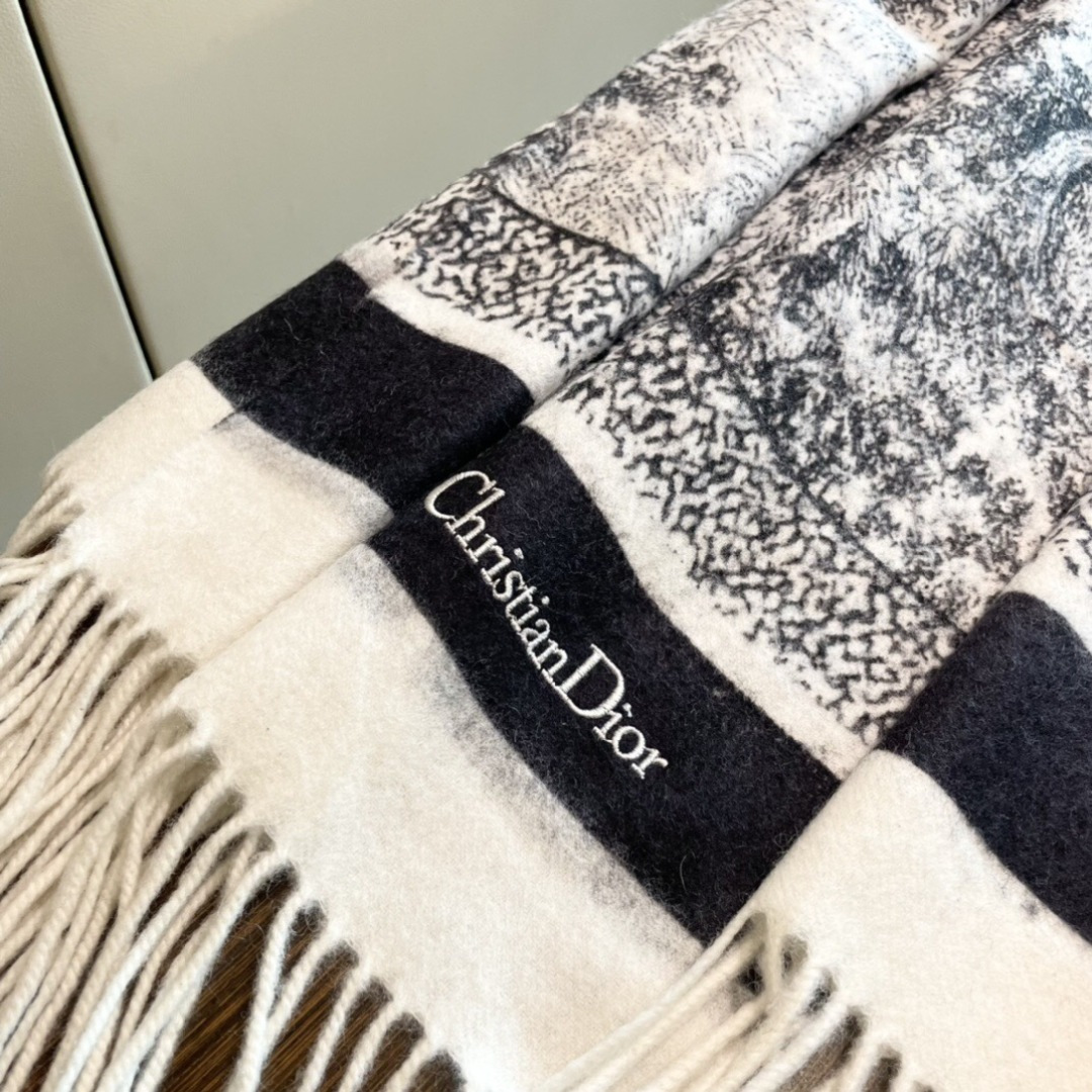 【DIOR 迪奥动物元素流苏长巾】尺寸:70×200CM材质:100%山羊绒爆款，专柜最新款式 双面羊绒