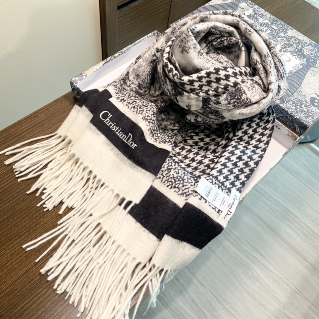 【DIOR 迪奥动物元素流苏长巾】尺寸:70×200CM材质:100%山羊绒爆款，专柜最新款式 双面羊绒