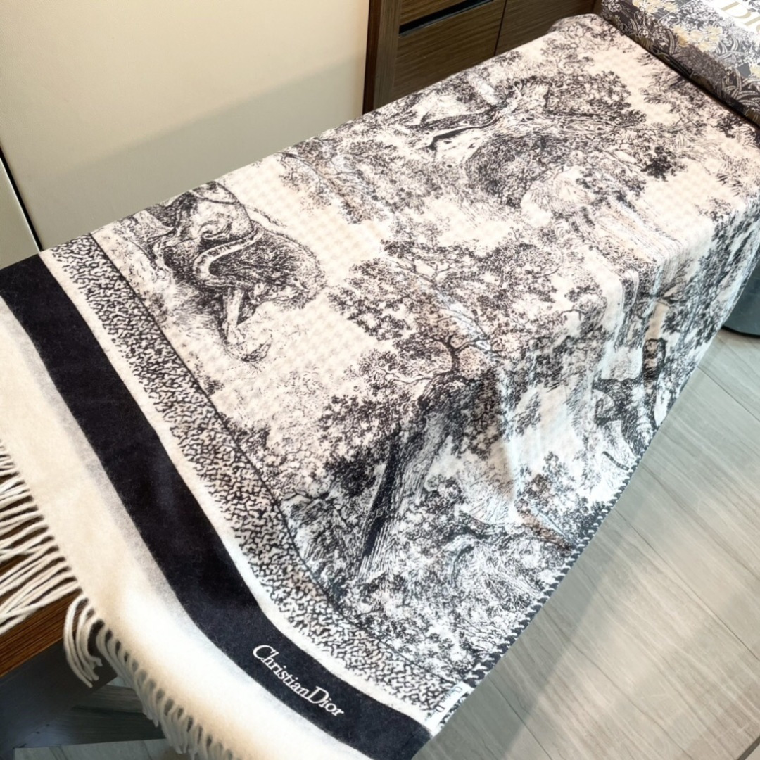 【DIOR 迪奥动物元素流苏长巾】尺寸:70×200CM材质:100%山羊绒爆款，专柜最新款式 双面羊绒