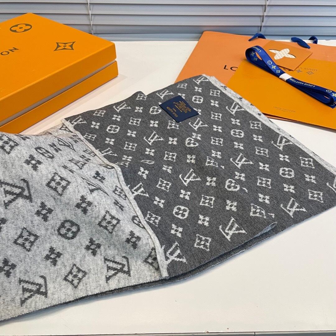 怒推走量新款🎊重磅推荐🎊LV2025 官网最新款💥 针织羊绒材质。非常保暖👑 柔软亲肤，不扎脖😍经典素色